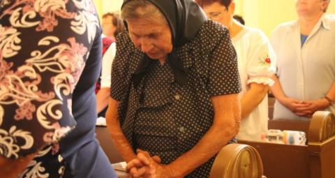 Hívő, református asszonyok együttimádkozása Nagyváradon