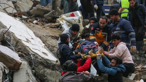 Segítségnyújtás a törökországi földrengés áldozatainak
